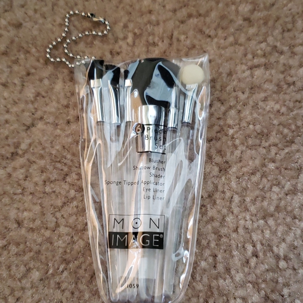 Mini travel make up brushes